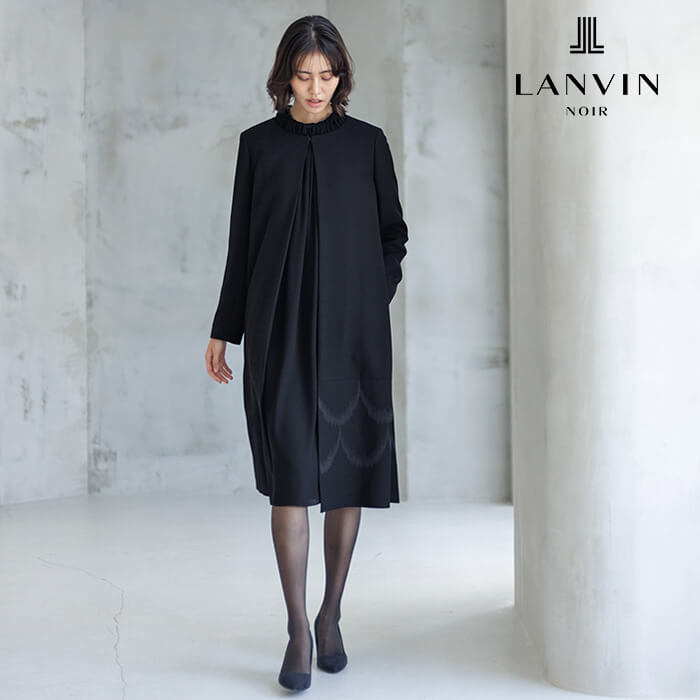 刺繍が裾を彩るモダンなアンサンブル 9号・ブラック｜東京ソワール