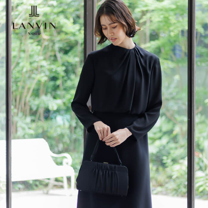 ギャザーデザインの口金バッグ・ブラック｜東京ソワールオンラインストア