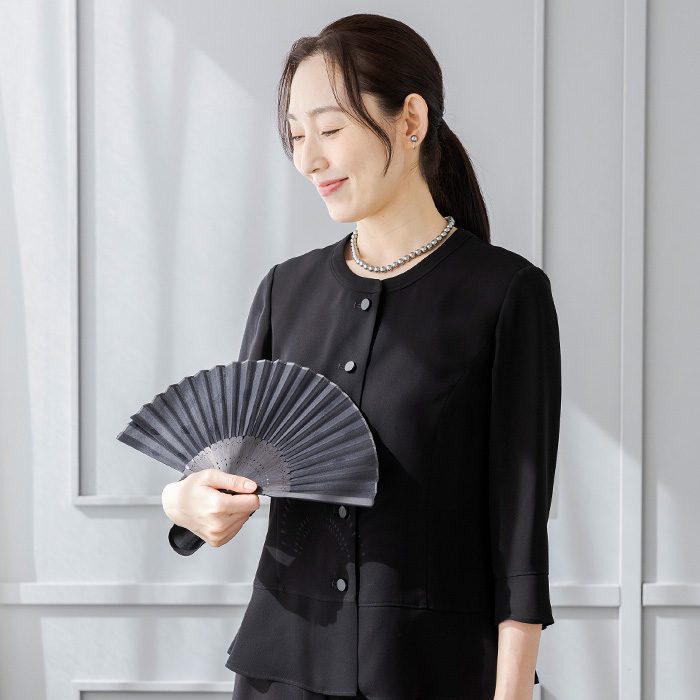 シルエット美人のノーカラーブラウス 7号・ブラック｜東京ソワール