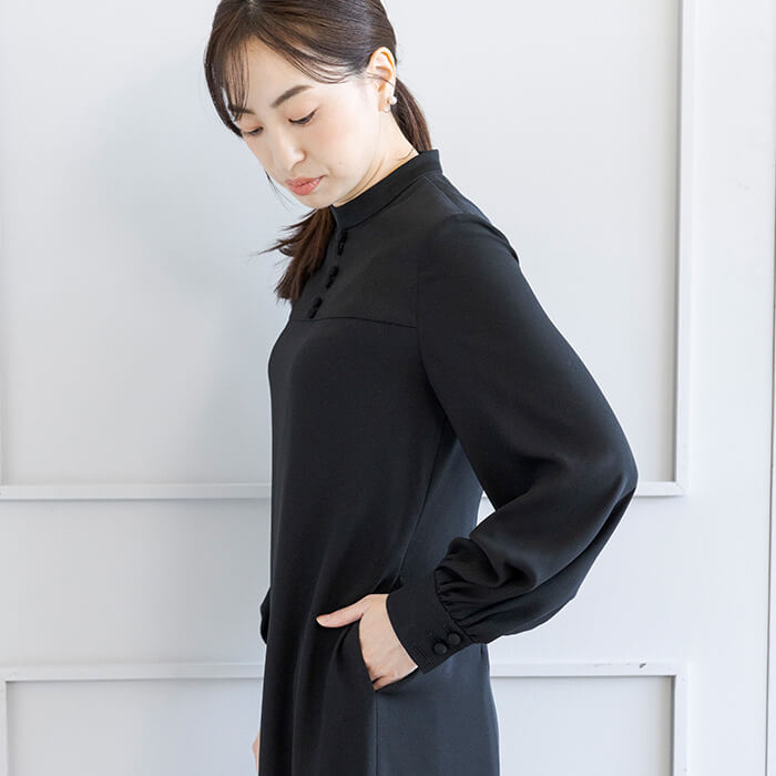すっきり見える清楚なスタンドカラーワンピース 9号・ブラック｜東京