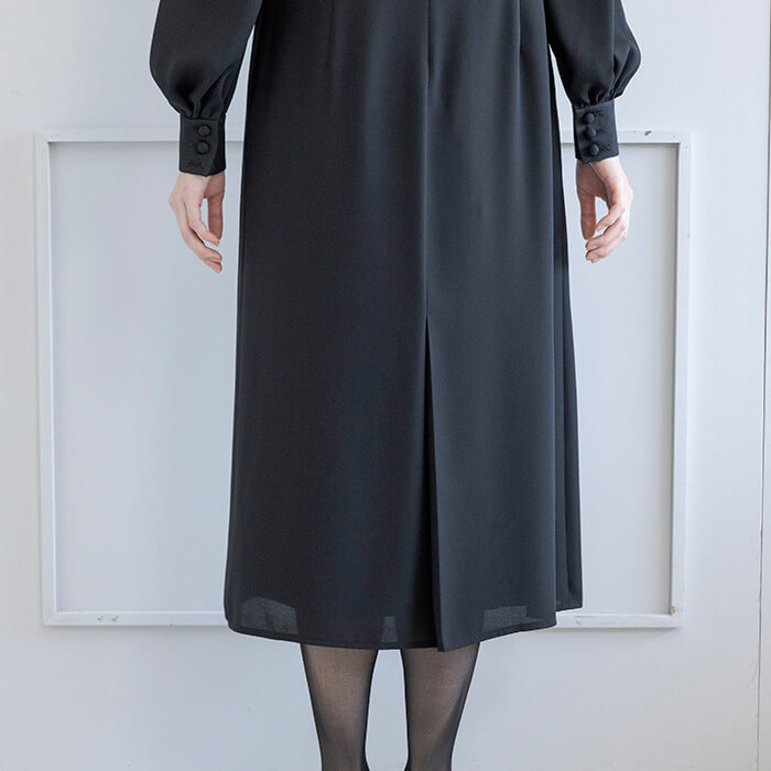 すっきり見える清楚なスタンドカラーワンピース 9号・ブラック｜東京