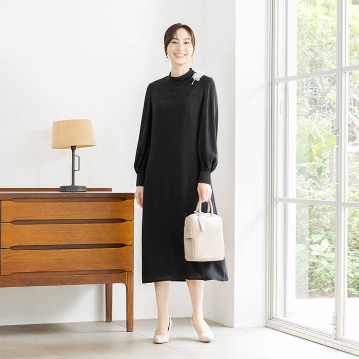 すっきり見える清楚なスタンドカラーワンピース 9号・ブラック｜東京