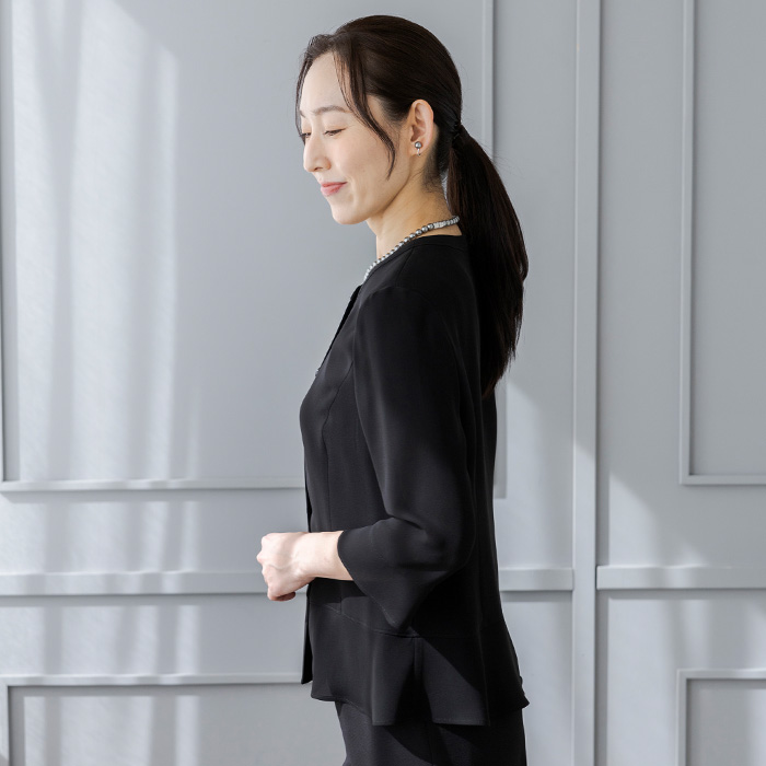 シルエット美人のノーカラーブラウス 7号・ブラック｜東京ソワール