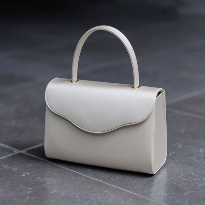 上品デザインのフォーマルバッグ・ベージュ｜東京ソワールオンラインストア