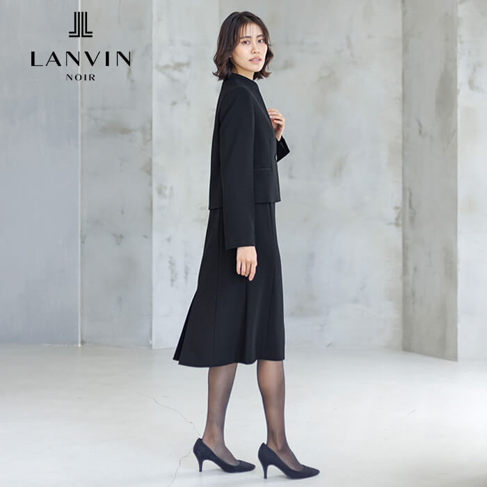 ミニマルな美しさが際立つアンサンブル 9号・ブラック｜東京ソワール