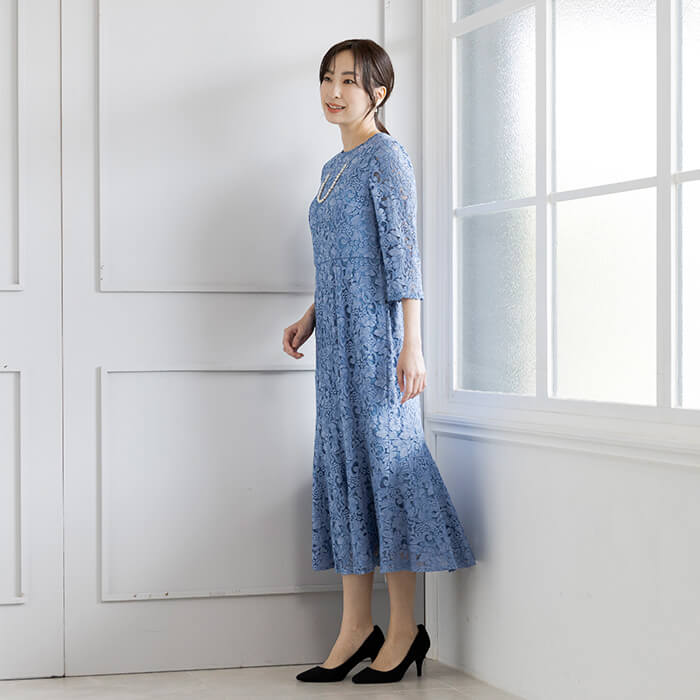 華やかな総レースのワンピース 11号・スカイブルー｜東京ソワール