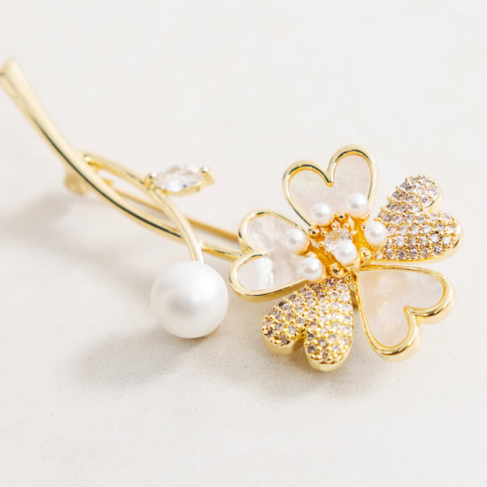 ハートリーフがかわいらしい、フラワーブローチ ・ゴールド｜東京