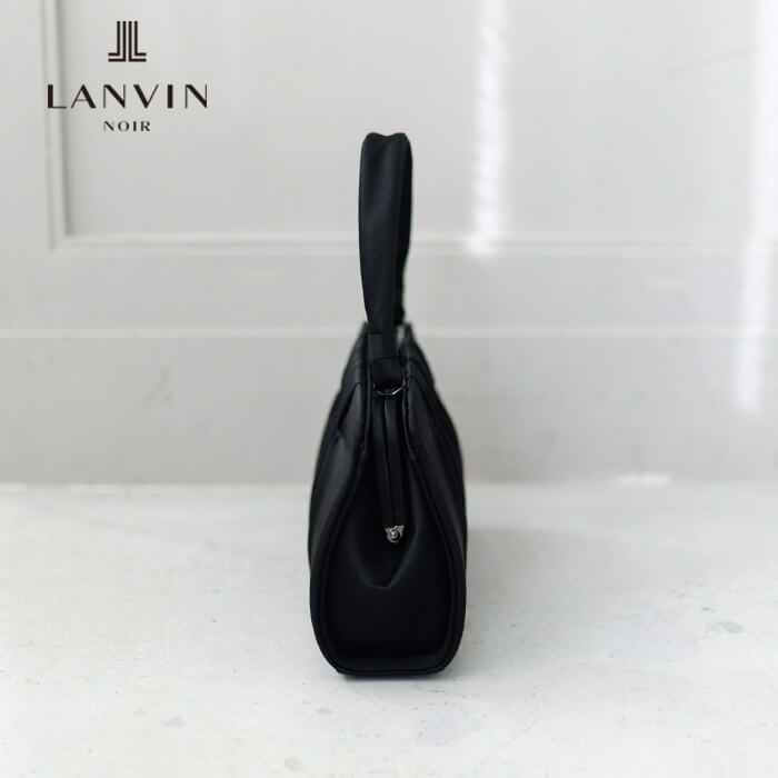 ギャザーデザインの口金バッグ・ブラック｜東京ソワールオンラインストア