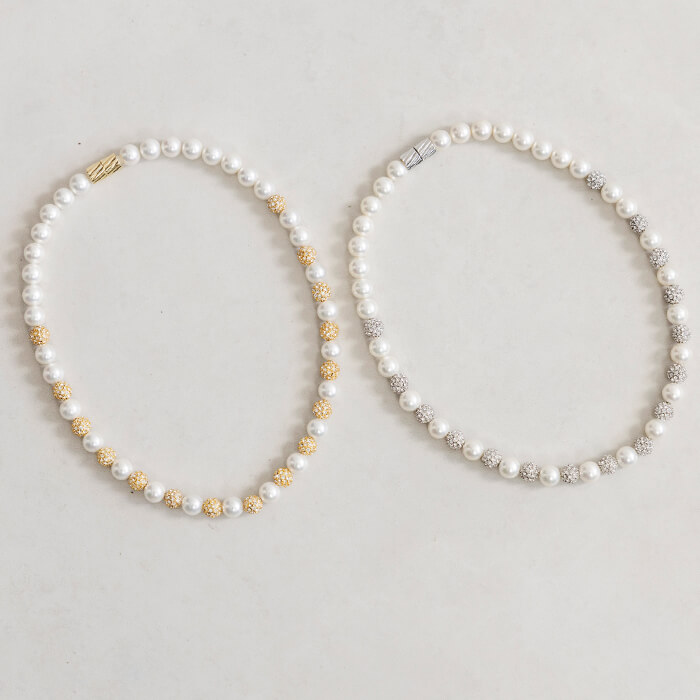 上品な輝き、パヴェボール×貝パールのネックレス・ゴールド｜東京