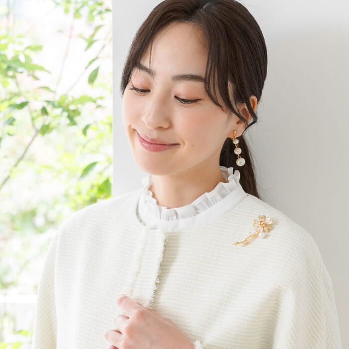 ハートリーフがかわいらしい、フラワーブローチ ・ゴールド｜東京