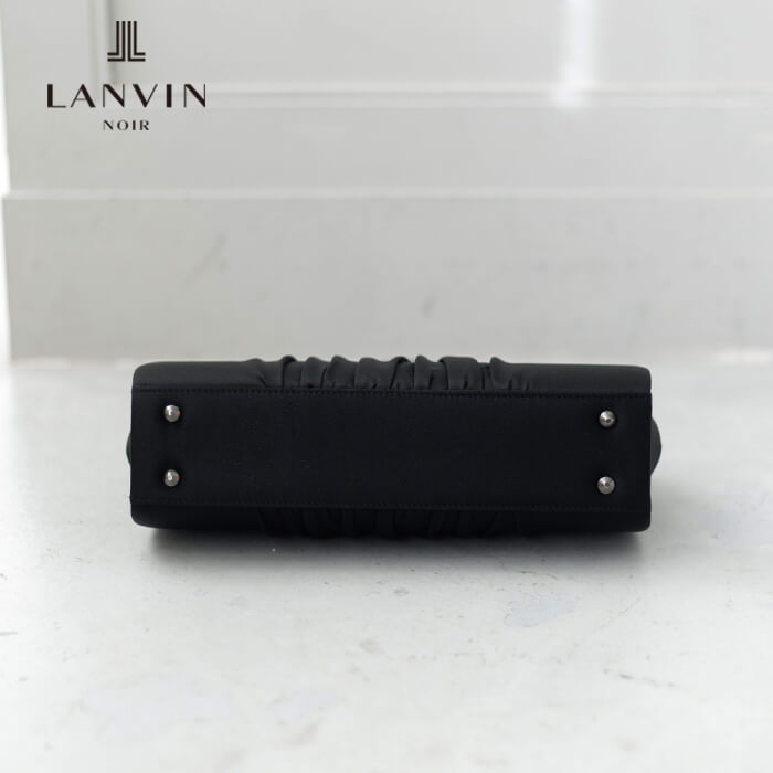 ギャザーデザインの口金バッグ・ブラック｜東京ソワールオンラインストア