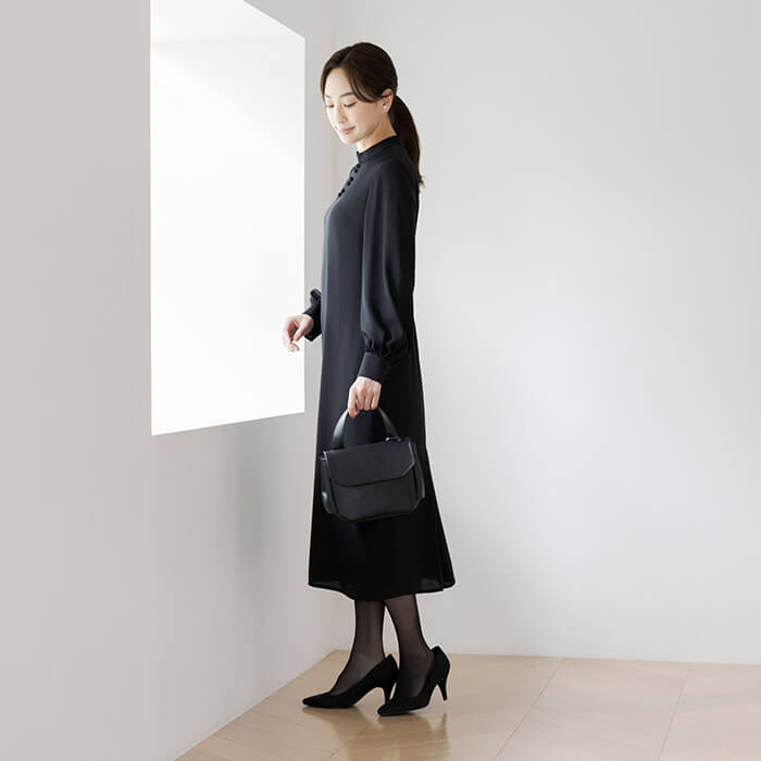 すっきり見える清楚なスタンドカラーワンピース 9号・ブラック｜東京