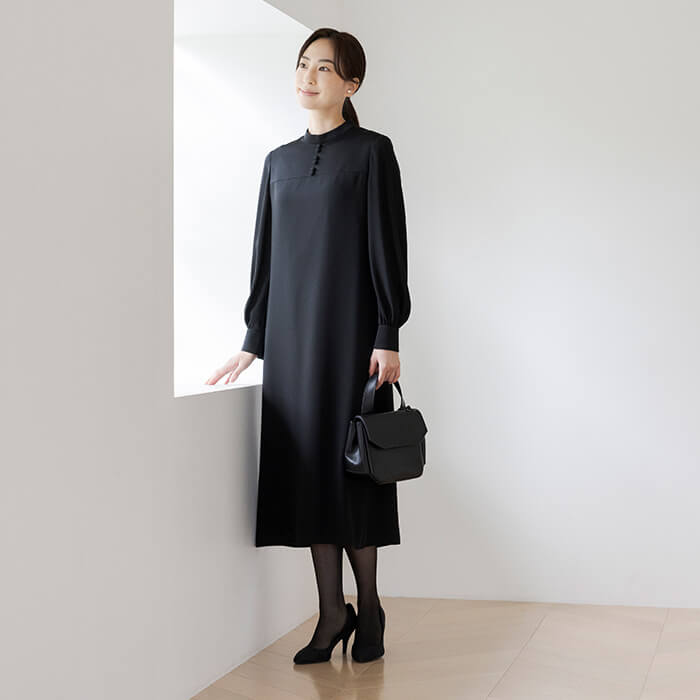 すっきり見える清楚なスタンドカラーワンピース 9号・ブラック｜東京