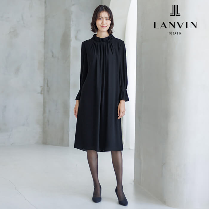 刺繍が裾を彩るモダンなアンサンブル 9号・ブラック｜東京ソワール