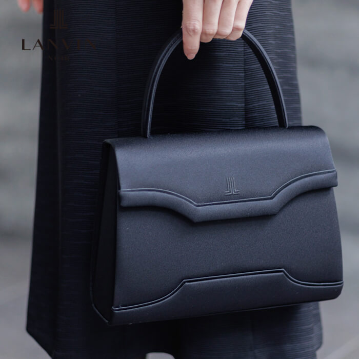 クラシカルデザインのブラックバッグ ・ブラック｜東京ソワール