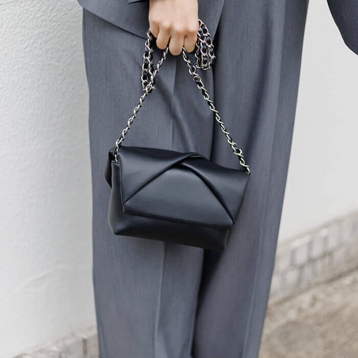 ツイストリボンデザインの2WAYレザーバッグ・ブラック｜東京ソワール