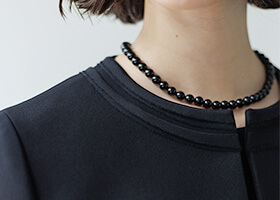 襟ぐりにシフォンテープをプラス