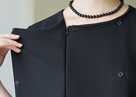 着替えが楽な前開き仕様のワンピース