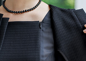 着替えが楽な前開き仕様のワンピース