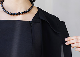 着替えが楽な前開き仕様のワンピース