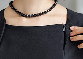 着替えが楽な前開き仕様のワンピース