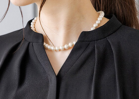 スッキリとしたキーネック