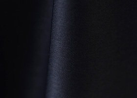 上品な艶をまとう素材“ファイングログラン”を使用。