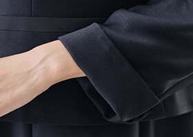 袖の長さを調節できるスリット袖