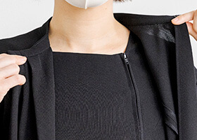 着脱のしやすい前開きファスナー