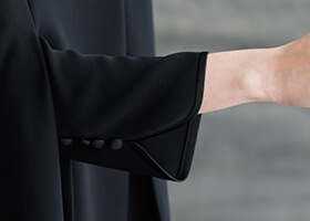 腕を通すスリット