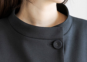 上品にまとまるスタンドカラー