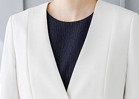 上品な襟ぐり