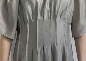 繊細なウエストピンタック