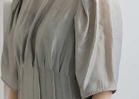 二の腕をやさしく包むスリーブ