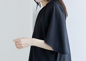 二の腕をさりげなくカバーする袖ドレープ