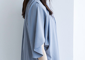 二の腕をさりげなくカバーする袖ドレープ