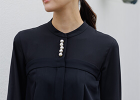 顔まわりを華やかにみせる、5連パール