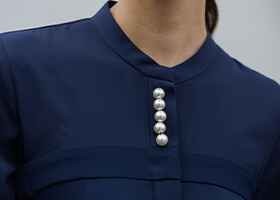 顔まわりを華やかにみせる、5連パール