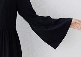 立体的なフォルムが美しいベルスリーブ