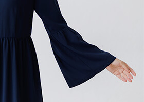 立体的なフォルムが美しいベルスリーブ