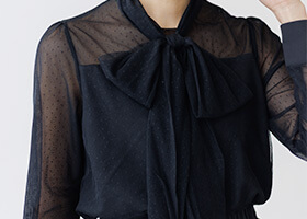 きちんと感を表現するボウタイデザイン