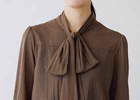 きちんと感を表現するボウタイデザイン