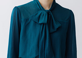 きちんと感を表現するボウタイデザイン