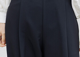 上質感のある、ストレッチギャバ素材を使用