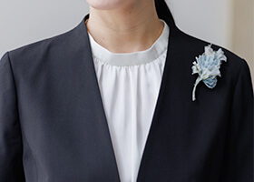 襟ぐりはブラウスで華やかに