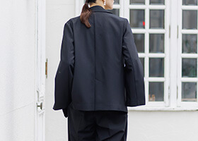 上質感のある、ストレッチギャバ素材を使用