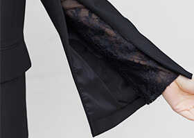 女性らしい袖のスリットデザイン