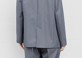 上質感のある、ストレッチギャバ素材を使用