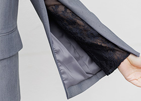 女性らしい袖のスリットデザイン