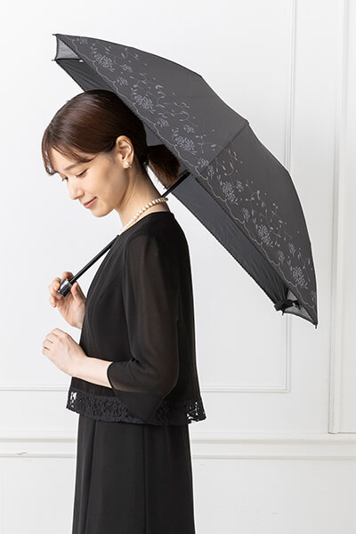 PETIT SOIR　小花刺繍の晴雨兼用折りたたみ傘【5692807-00】 9,900円（税込）